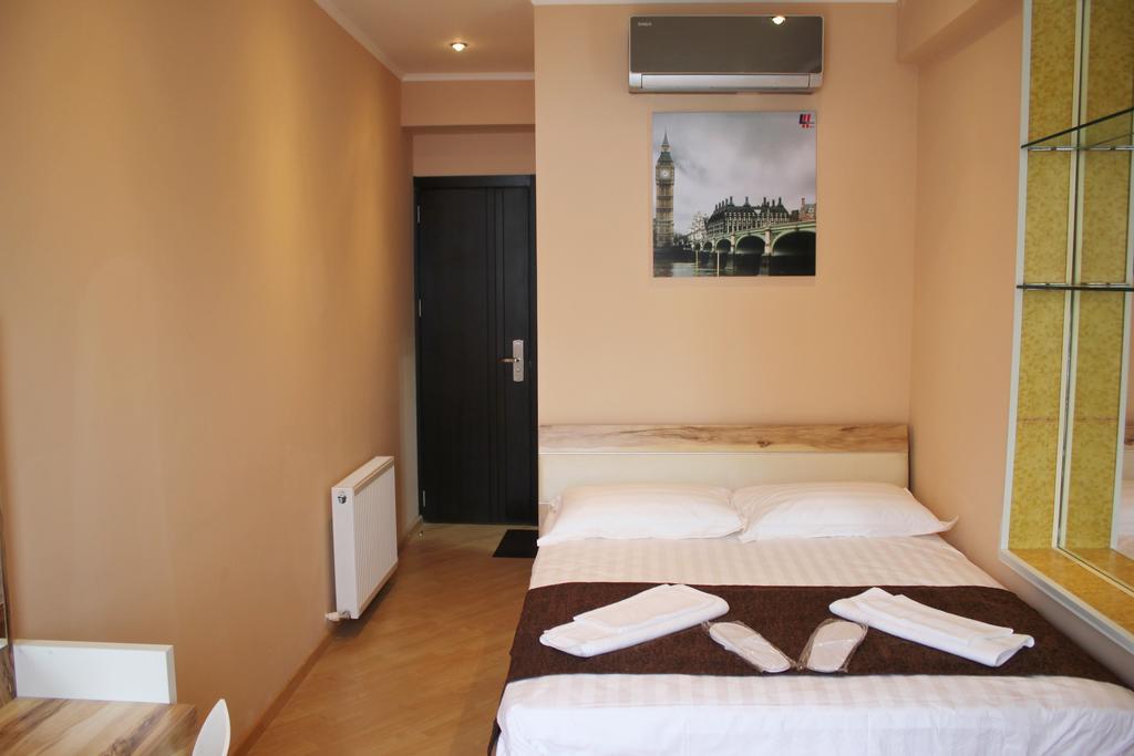 Hotel London Palace Tiflis Habitación foto