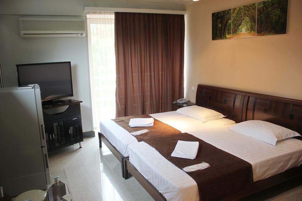 Hotel London Palace Tiflis Habitación foto